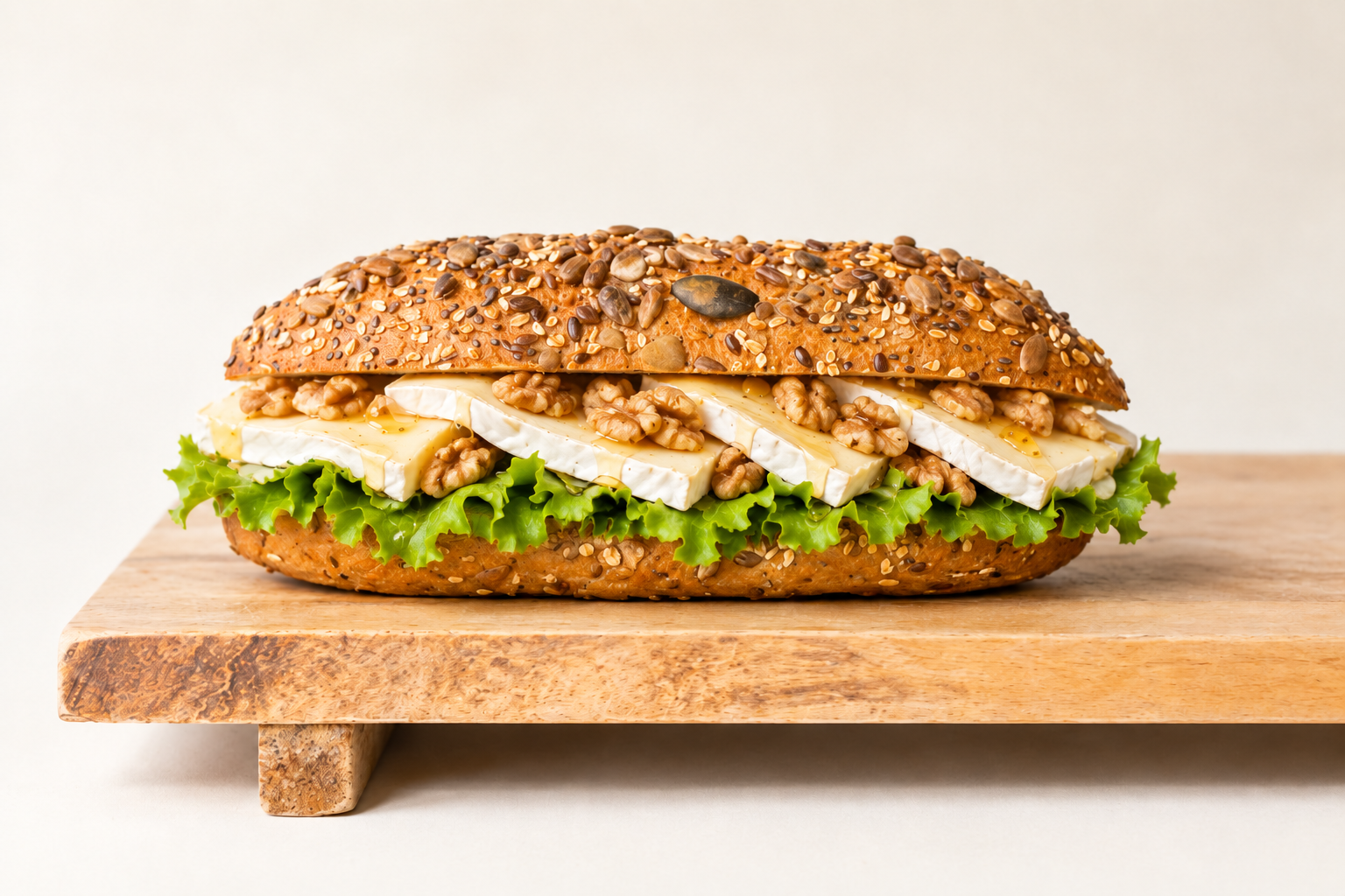 Glutenvrij hard broodje brie-walnoot